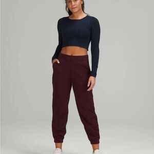 Lululemon Relaxed High-Rise Jogger in Cassis size 6